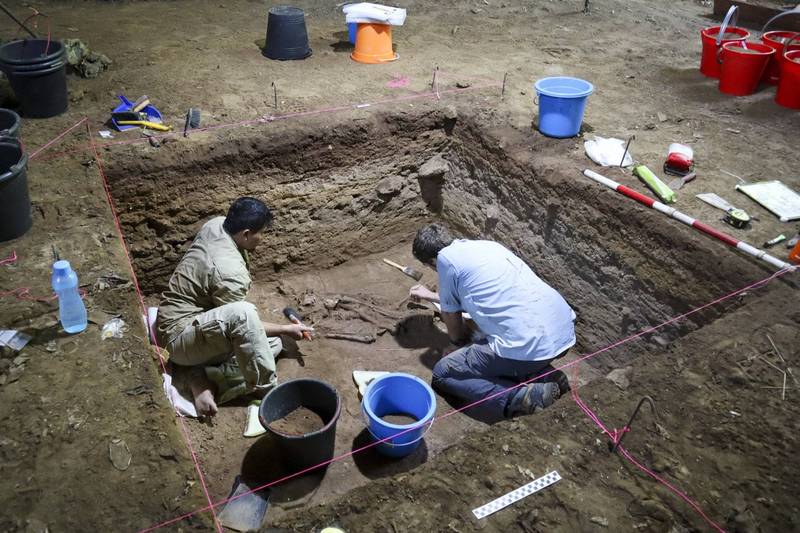 2020年在印尼婆罗洲一处偏远洞穴中发现一具人类骸骨，有3万1000年历史、却失去左腿下半部，科学家今天公布，据信这是已知最早的截肢手术证据，改写了古代医学历史。（美联社）(photo:LTN)