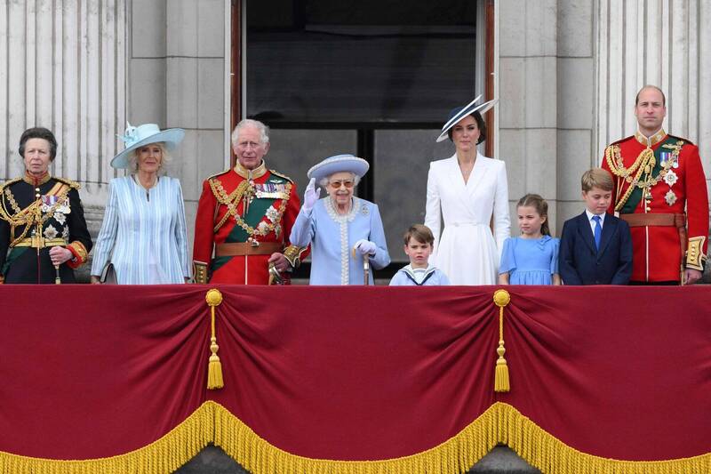 英國女王伊莉莎白二世在2022年6月2日，成為英國史上第一位慶祝白金禧（即位70週年）的君主，她在白金漢宮的陽台上向英國民眾揮手致意。（法新社）