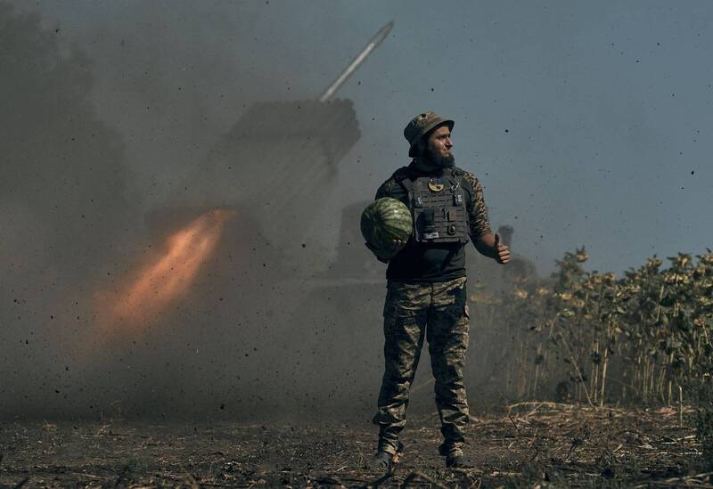 美国官员透露，乌军目标是在2022年底以前夺回南部大城赫尔松，美官员认为以乌军目前的进展来看确实有机会。图为乌军士兵及火箭弹。（美联社）(photo:LTN)