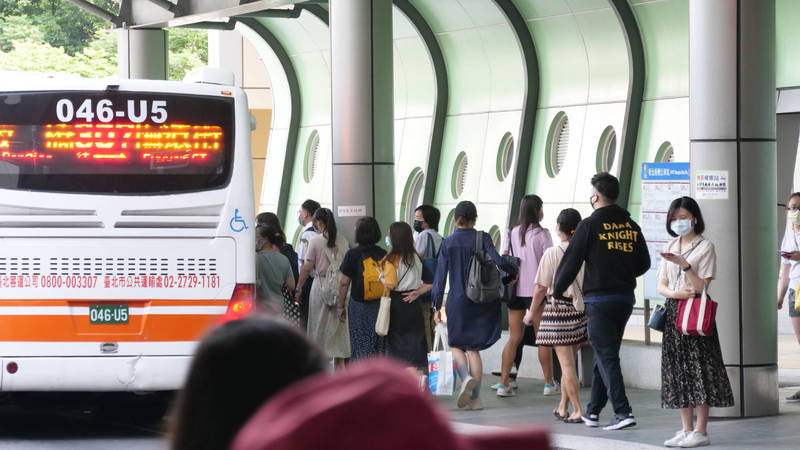 有網友在爆料公社發文，表示公路總局竟要求公車靠站須緊貼路緣，讓原Po覺得相當氣憤，舉出多點實例打臉。示意圖。（新北市政府交通局提供）