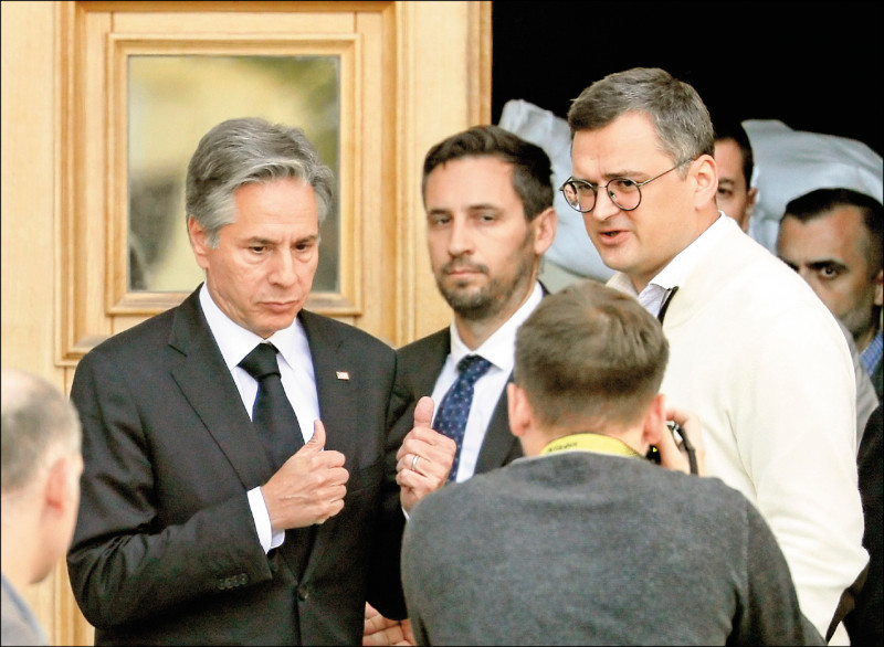 美國國務卿布林肯（左）八日突訪烏克蘭首都基輔，與烏國外交部長庫列巴（右）會面。（歐新社）