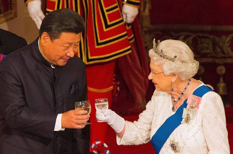 2015年10月20日，英国女王伊莉沙白二世在伦敦白金汉宫，以国宴款待率团来访的中国国家主席习近平。（法新社档案照）(photo:LTN)