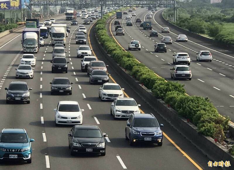 今天中秋節3天連假首日，國1彰化南下出現龐大返鄉及出遊車潮。 （記者湯世名攝）