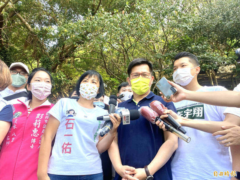民進黨新北市長參選人林佳龍（右2）今前往新北市觀音山登山，並在行前接受訪媒體訪問 。（記者魏瑾筠攝）