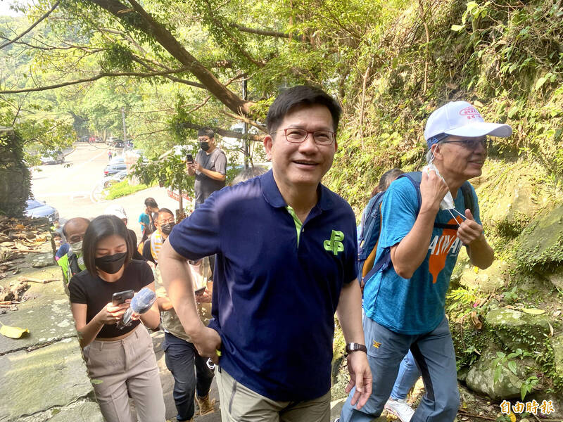 今天是國民體育日，民進黨新北市長參選人林佳龍（中）前往新北市觀音山健行，他在從硬漢嶺登山步道登山前批評國民黨新北市長侯友宜不像硬漢有所承擔。（記者魏瑾筠攝）