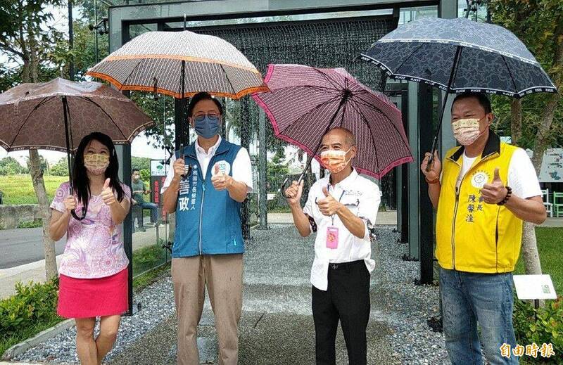 國民黨桃園市長參選人張善政（左二）參訪國巨洋傘文創園區。（記者周敏鴻攝）