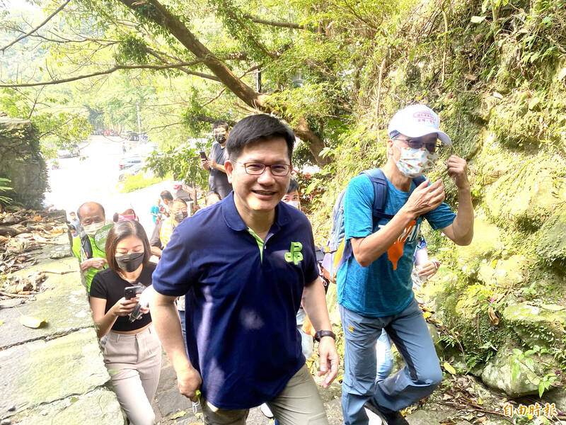 今天9月9日是國民體育日，民進黨新北市長參選人林佳龍（右2）身體力行，前往新北市觀音山登山。（記者魏瑾筠攝）