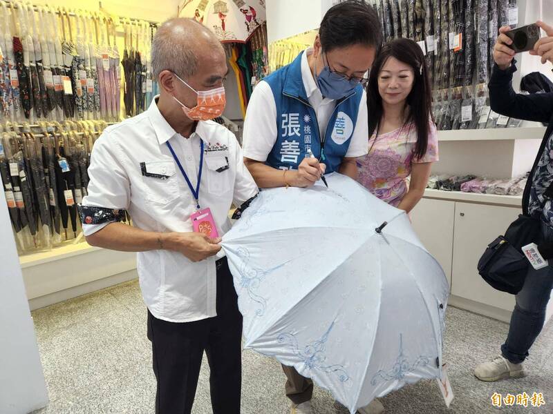 國民黨桃園市長參選人張善政（中）參訪國巨洋傘文創園區。（記者周敏鴻攝）