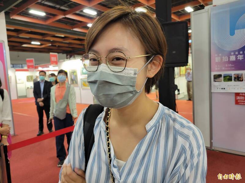 林聿禪每天跟著陳時中的行程，在活動現場協調媒體訪問等事宜。（記者何玉華攝）