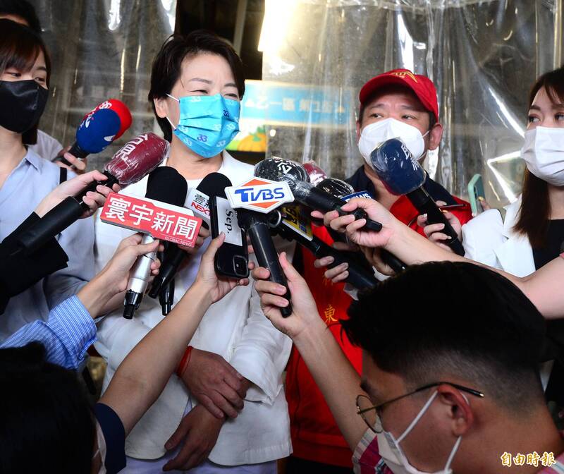 無黨籍台北市長參選人黃珊珊今上午出席「環南市場2週年慶消費者回饋抽獎活動」。（記者王藝菘攝）