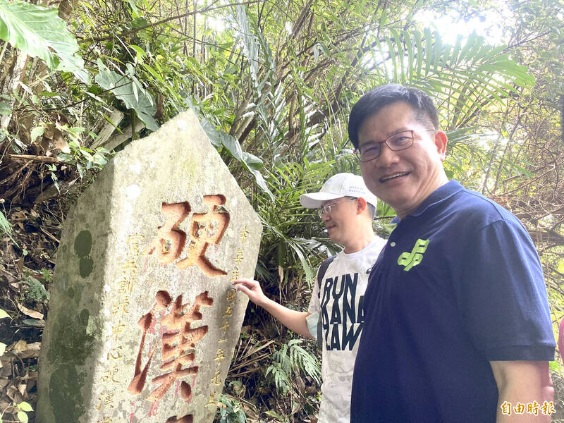 民進黨新北市長參選人林佳龍（右）今至新北市觀音山硬漢嶺登山，笑說已經有心理準備要做個「硬漢市長」。（記者魏瑾筠攝）