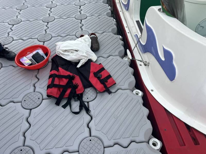 70多歲家住新北的孫姓男子昨獨自到花蓮壽豐鯉魚潭租天鵝船遊潭後失蹤,船上只留下個人物品跟救生衣,花蓮縣消防局獲報後今天出動大量的人力在潭內搜尋。 (民眾提供) 70多歲家住新北的孫姓男子昨獨自到花蓮壽豐鯉魚潭租天鵝船遊潭後失蹤,船上只留下個人物品跟救生衣,花蓮縣消防局獲報後今天出動大量的人力在潭內搜尋。 (民眾提供)