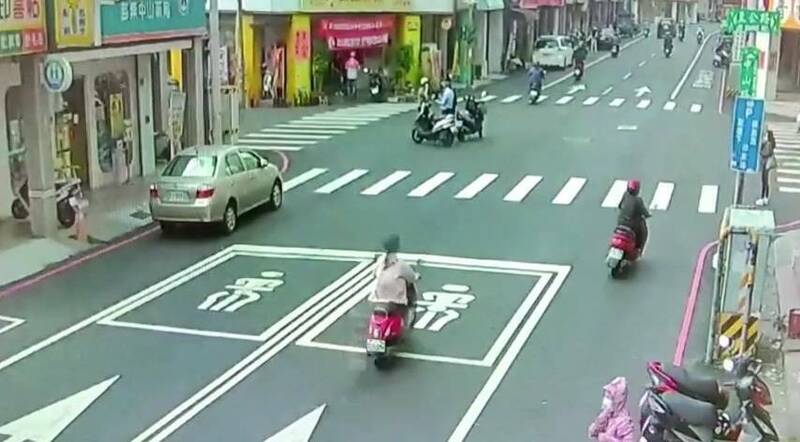 男趕上班騎車撞傷母女逕自離開被控肇逃法官因這原因判無罪 社會 自由時報電子報