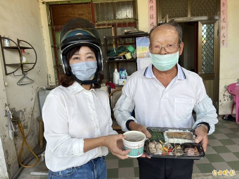 民進黨新竹市長參選人沈慧虹今天到香山區港南順天宮參拜，且替獨居長輩打菜及親送愛心午餐，承諾未來會持續推動長輩福利政策。（記者洪美秀攝）