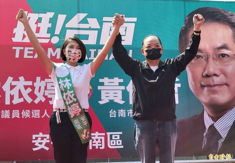 民進黨中常委黃承國（右）今天特地南下為林依婷披上彩帶。（記者王姝琇攝）