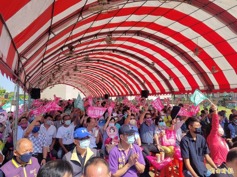 台南市安平南區市議員參選人林依婷競選總部成立，近千人熱情到場讚聲。（記者王姝琇攝）