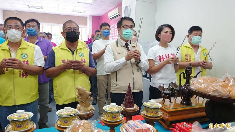 市長黃偉哲到場上香祈福。（記者王姝琇攝）