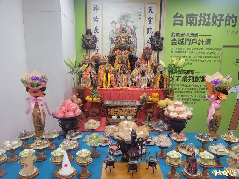 林依婷競總恭迎13間宮廟的13神尊，成為總部內一大亮點，庇佑選務過程順利平安。（記者王姝琇攝）