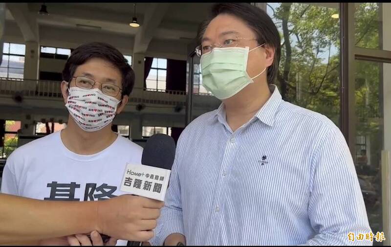 針對台北市長柯文哲今天談論基隆捷運沒人要蓋與資金分擔問題，基隆市長林右昌（右）基隆市依比例負擔17.7億元，這很合理，基隆也接受。林右昌說，依基隆現在的財政完全沒問題。（資料照，記者俞肇福攝）