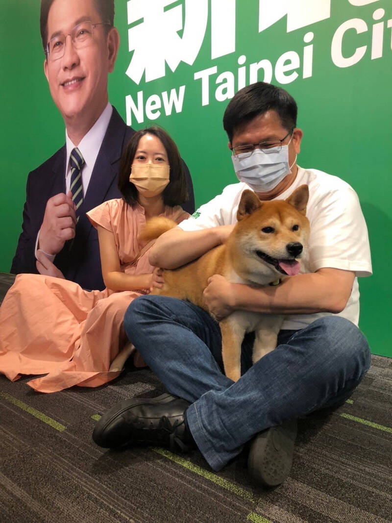 民進黨新北市長參選人林佳龍（右）、新北市議員戴瑋姍（左），與寵物開心合影。（林佳龍競選辦公室提供）