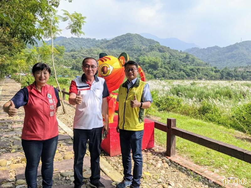 民進黨南投縣長參選人蔡培慧（左），在鹿谷鄉長邱如平（中）陪同下，參加當地南清水溝溪畔田園藝術節。（記者劉濱銓攝）