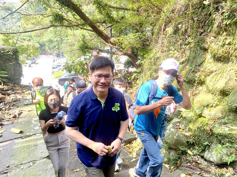 民進黨新北市長參選人林佳龍（中）今天爬新北市觀音山，被國民黨新北市長侯友宜選舉辦公室酸「補爬」。（記者魏瑾筠攝）