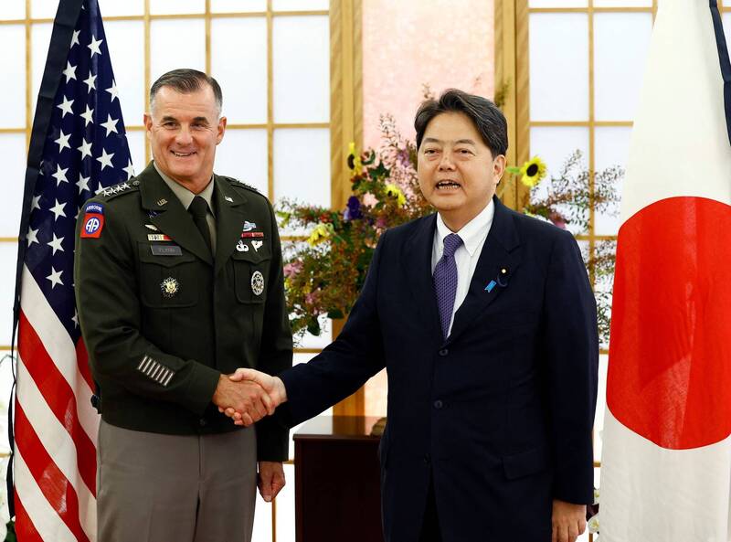美国太平洋陆军司令佛林（左）9日在东京拜会日本外务大臣林芳正（右）。（路透）(photo:LTN)