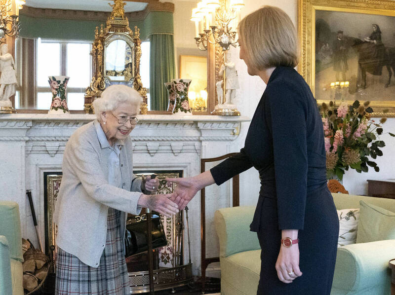 澳洲医生指出，英国女王伊丽莎白二世6日在任命保守党新党魁特拉斯为新首相时，照片显示手背发黑，透露可能健康状况恶化的迹象，研判很可能是「周边血管疾病」。（美联社）(photo:LTN)