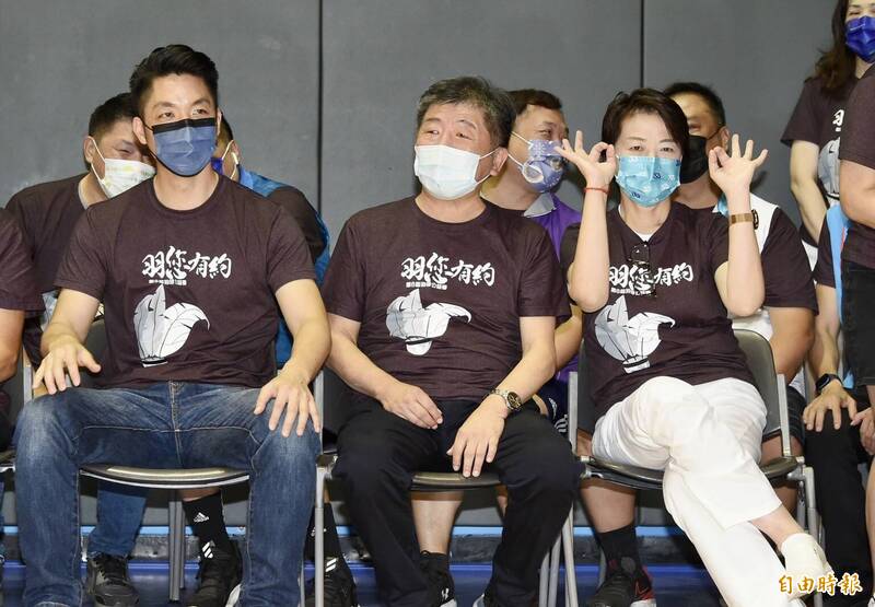 國民黨台北市長參選人蔣萬安（左起）、民進黨參選人陳時中、無黨籍參選人黃珊珊今早受邀出席「羽你有約」羽球公益賽。（記者塗建榮攝）

