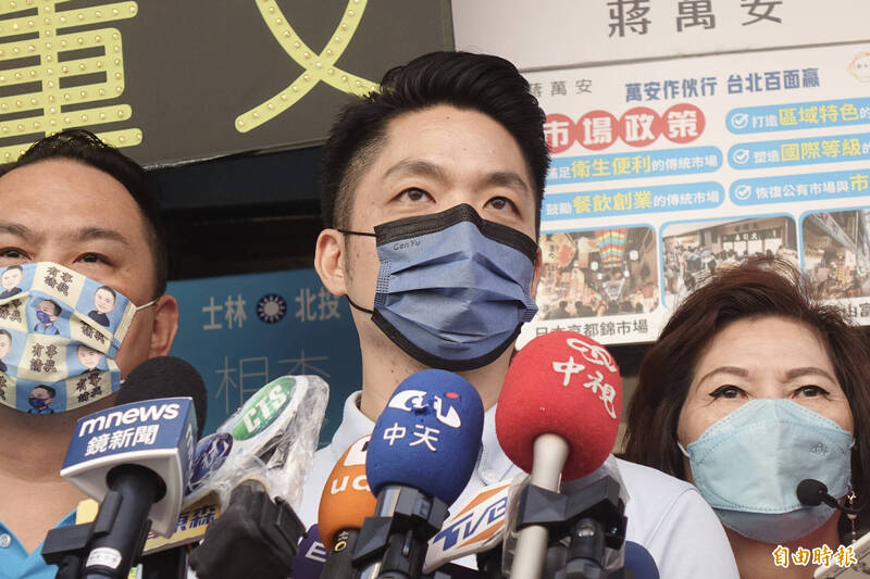 國民黨台北市長參選人蔣萬安9日北投市場掃街拜會，會前受訪。（記者塗建榮攝）