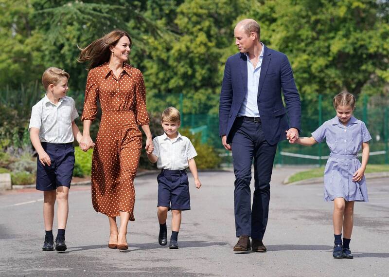 威廉王子与凯特王妃以相对「亲力亲为」的方式，抚养乔治（George）、夏绿蒂（Charlotte）和路易（Louis）3名子女。（路透）(photo:LTN)