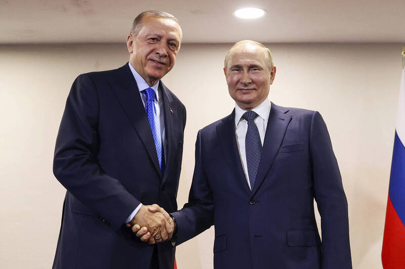 土耳其总统艾多根（左）今日对媒体指出，要是美国不卖F-16，土耳其可能会向其他国家寻求帮助，例如俄罗斯。图右为俄罗斯总统普廷（Vladimir Putin）。（美联社资料照）(photo:LTN)