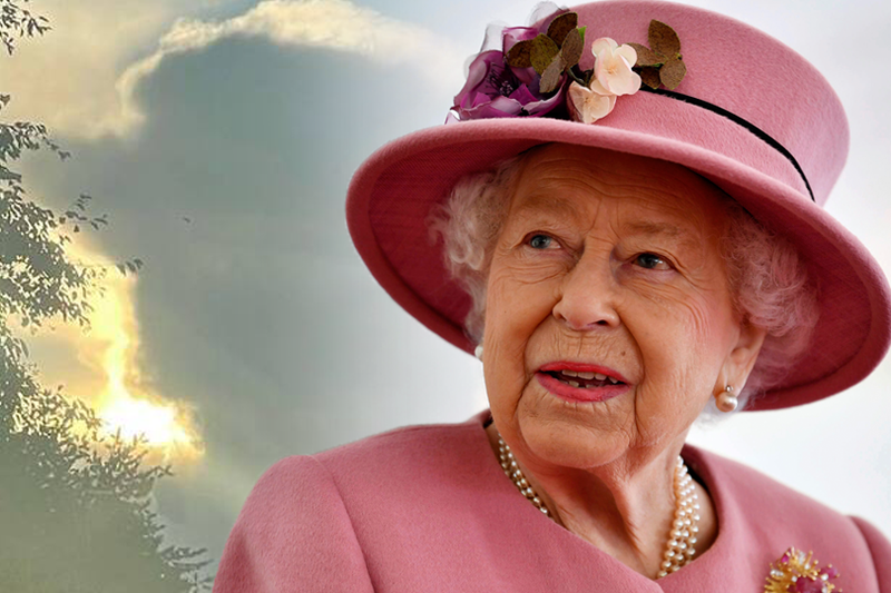 有英國網友在8日晚間7點30左右開車回家，意外拍到有團雲朵外觀輪廓，竟酷似英國女王伊莉莎白二世帶著帽子的模樣。（圖擷取自@Leanne Bethell臉書、美聯社，本報合成）