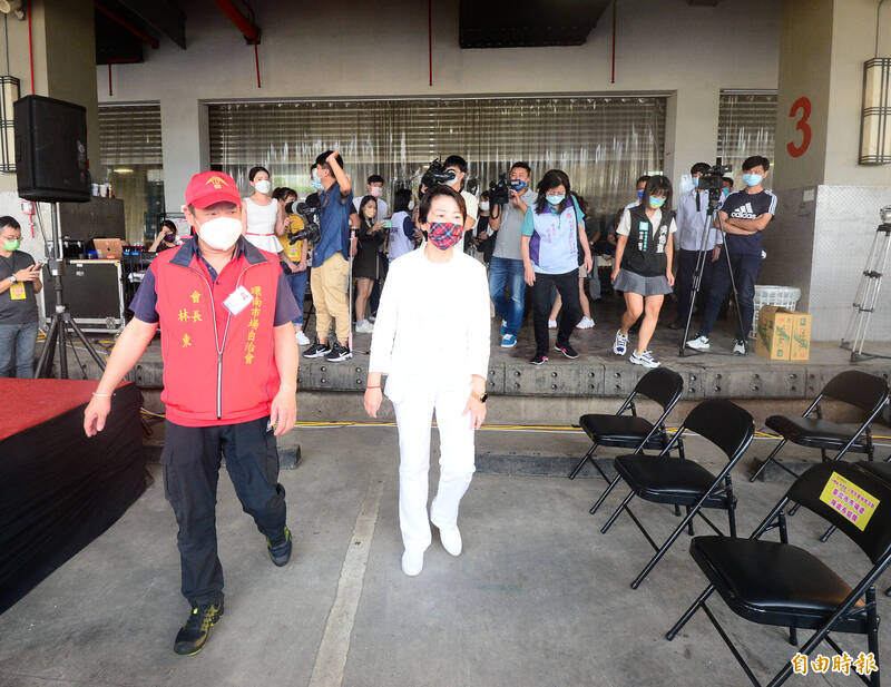 無黨籍台北市長參選人黃珊珊（圖中）出席「環南市場2週年慶消費者回饋抽獎活動」。左為環南市場自治會會長林勝東。（記者王藝菘攝）