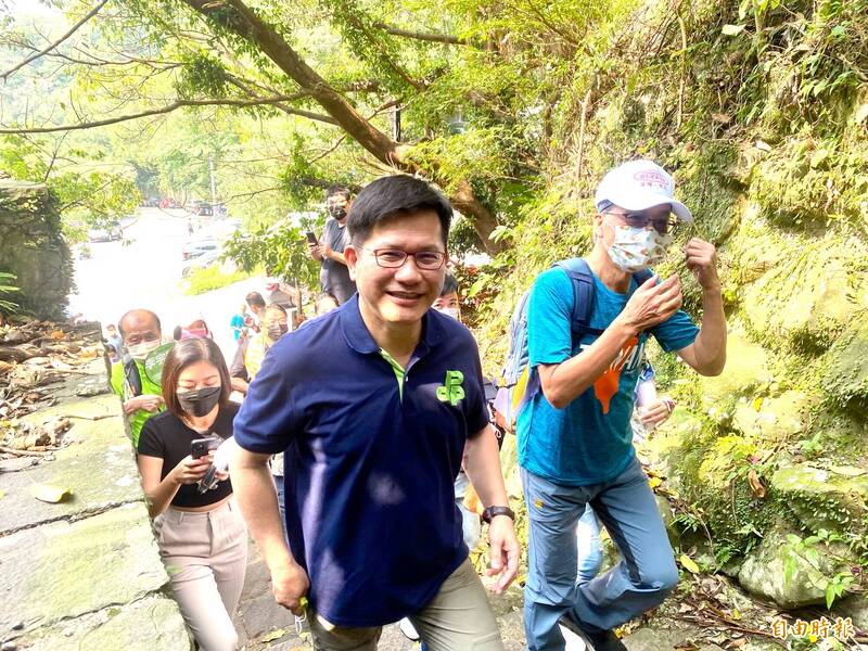 今天9月9日是國民體育日，民進黨新北市長參選人林佳龍（右2）身體力行，前往新北市觀音山登山。（記者魏瑾筠攝）