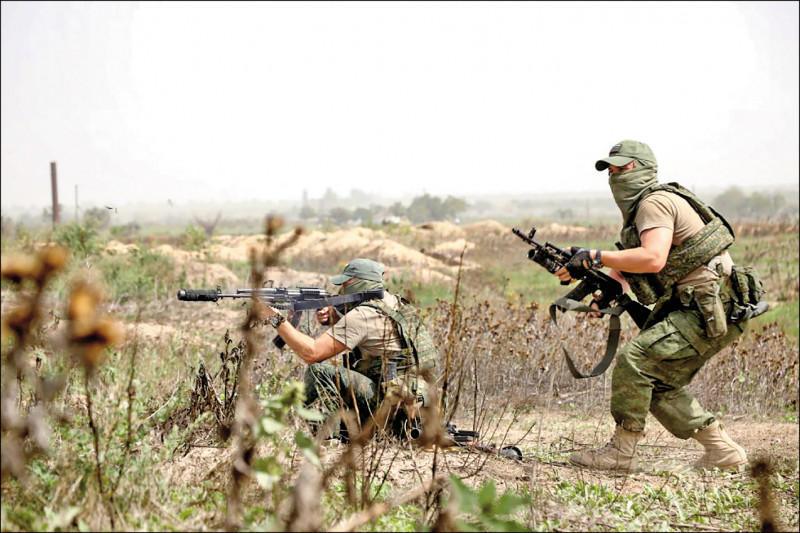 俄罗斯入侵乌克兰即将进入两百天，图为两名俄国军人在乌克兰赫尔松地区某处推进。（欧新社）(photo:LTN)