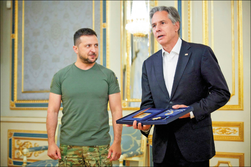 美国国务卿布林肯（右）八日突访基辅，乌克兰总统泽伦斯基颁赠他勋章，表彰他对美乌关系的贡献。（路透）(photo:LTN)