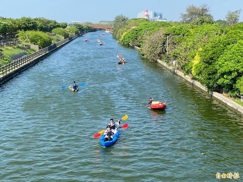 新竹市府進行港南運河大躍「淨」、中秋連假也變身獨木舟水上樂園，市民體驗都說讚！（記者洪美秀攝）