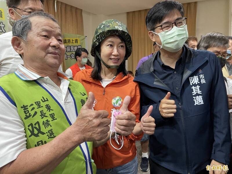 高雄市長陳其邁今天下午特別到前鎮，為民進黨市議員參選人黃雍琇（中）站台，力保綠營在第10選區的婦女席次。（記者許麗娟攝）