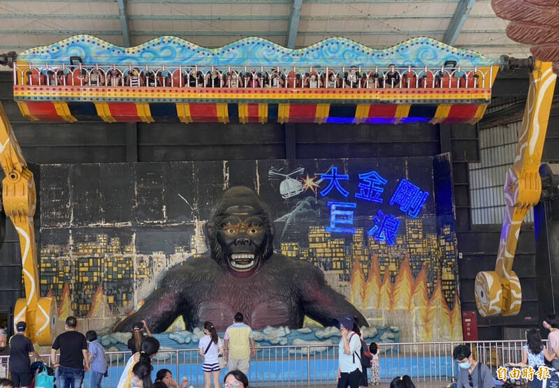 台南學甲頑皮世界野生動物園的機械式遊樂設施從1998年啟用至今25年，即將拆除重建。（記者楊金城攝）