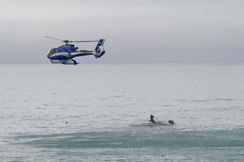 纽西兰赏鲸胜地凯库拉镇（Kaikōura）有船只遭鲸鱼撞翻，当局出动直升机救援。（美联社）(photo:LTN)