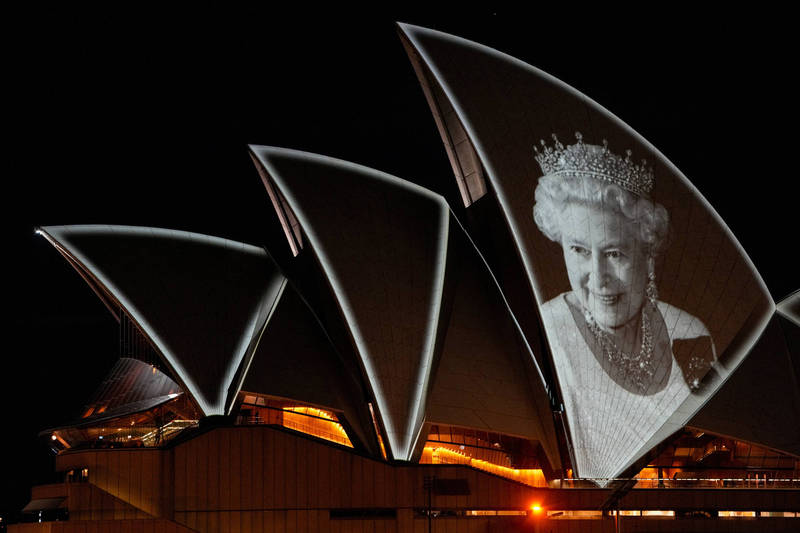 雪梨歌剧院9日晚间放上英女王伊莉莎白二世的肖像致悼。（美联社）(photo:LTN)