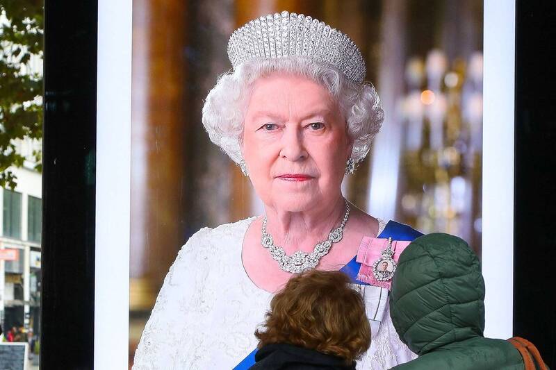 英女王伊莉莎白二世离世后，从全球各地飞往伦敦的航班搜索量暴增。（法新社）(photo:LTN)