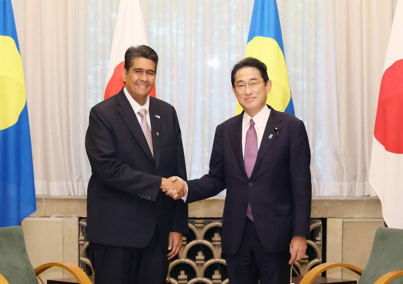 日本首相岸田文雄今天在首相公邸與來訪的帛琉總統惠恕仁舉行會談，希望加強兩國合作以阻止中國擴大霸權。（内閣広報室提供）