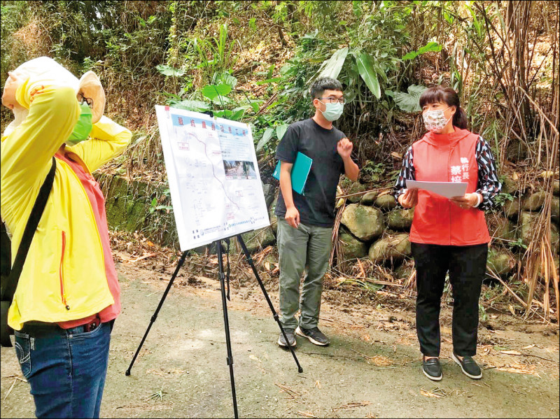 蔡培慧（右）去年九月擔任行政院中部聯合服務中心執行長時，曾邀水保局會勘草屯鎮股坑巷農路。（資料照）