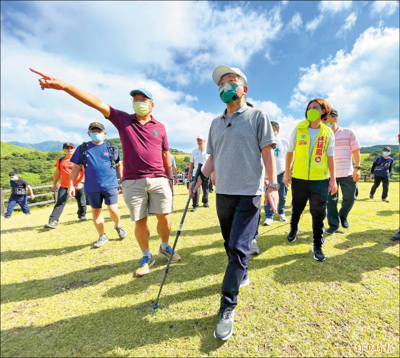 民進黨台北市長參選人陳時中昨與財信傳媒董事長謝金河爬陽明山。（記者劉信德攝）