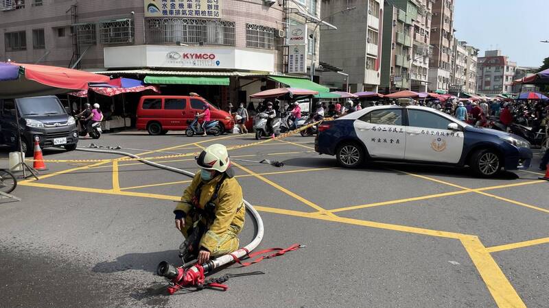 三民區鼎新路傳出有機溶劑味道，警方及消防隊員在場警戒。（圖由讀者提供）