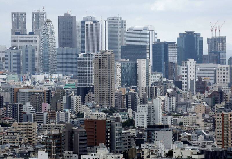 日本人口持续减少，但建商仍继续盖新屋，促使空房数不断增加。图为商业区和住宅区混合的东京。（路透档案照）(photo:LTN)
