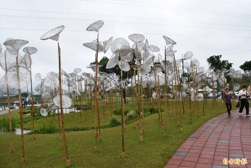 受到梅花颱風的影響，間歇性的大雨一直增強，桃園韭菜花節、地景藝術節現場僅有零星遊客。（記者李容萍攝）