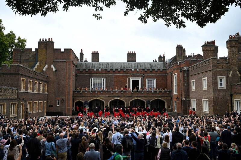 英国新王查尔斯三世今天在伦敦圣詹姆士宫正式登基。数百位民众获准进入宫殿外庭，参与宣告国王即位的传统典礼。（路透）(photo:LTN)
